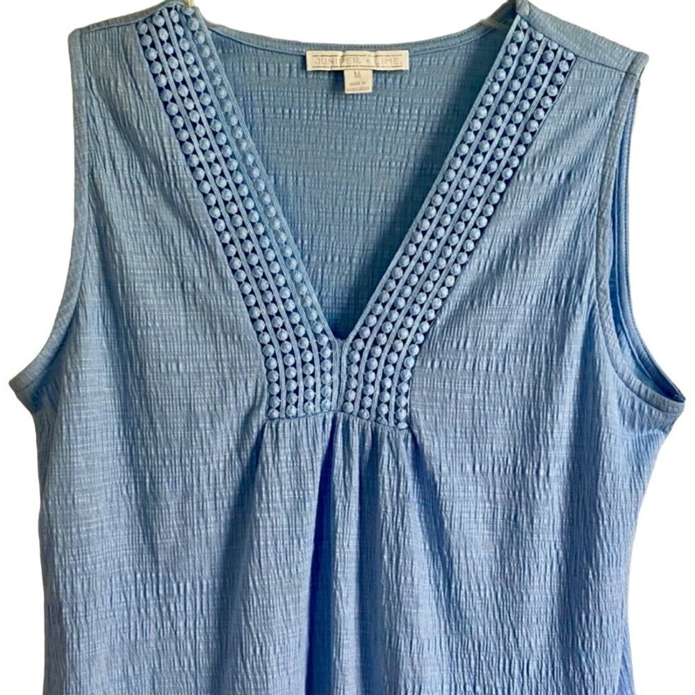 Juniper + Lime Light Blue Detailed Neckline Sleeveless Top Women's Medium NEW - Picture 9 of 9